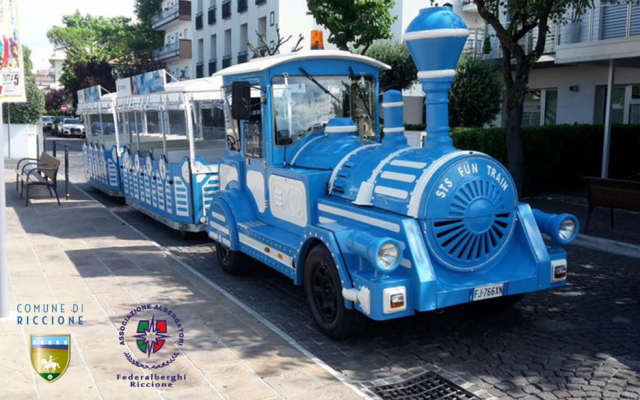 Protetto Nuovo trenino su gomma per la zona mare nord di Riccione: collegamenti garantiti con centro città e Terme